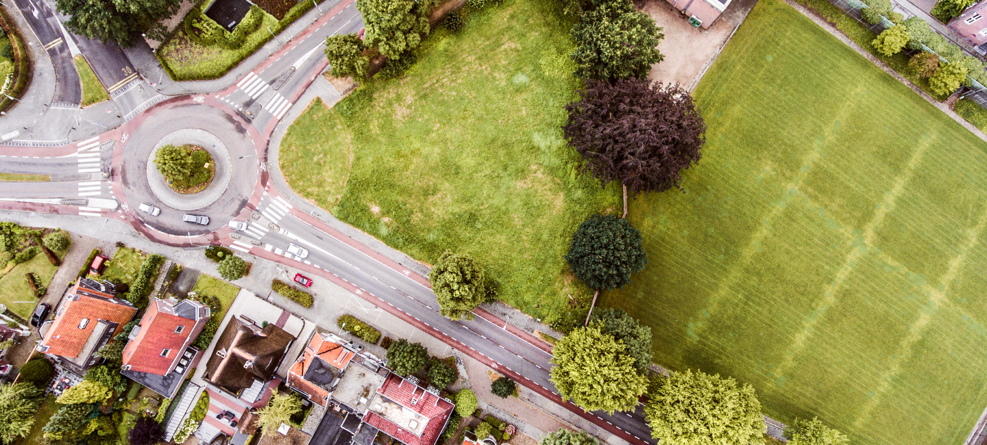 Luchtfoto rotonde en groene bedrijventerreinen met optimale online vindbaarheid door SEO-strategie